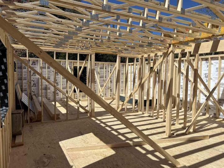 De la conception à la pose de charpentes en bois